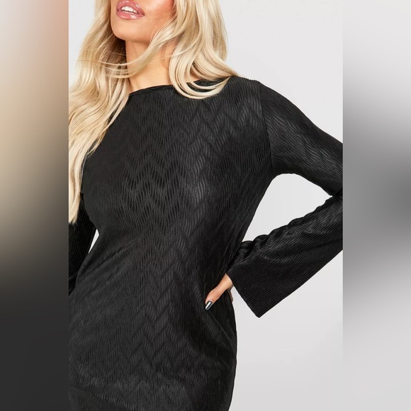 Boohoo | WAVE PLISSE FLARE SLEEVE MINI DRESS BLACK - Picture 5 of 8